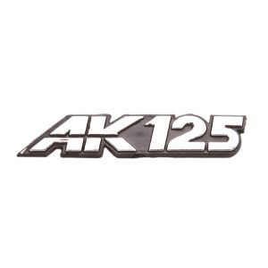 EMBLEMA TAPA LATERAL – AKT 125 CROMADO
