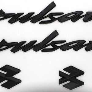 EMBLEMA – PULSAR 200 COLORES ROJO/GRIS OSCURO/NEGRO/GRIS ALUMINIO